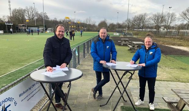 <p>Voorzitter Mark Smidt, Fred Westland en Jaap van de Bergh zetten samenwerking graag voort.</p>