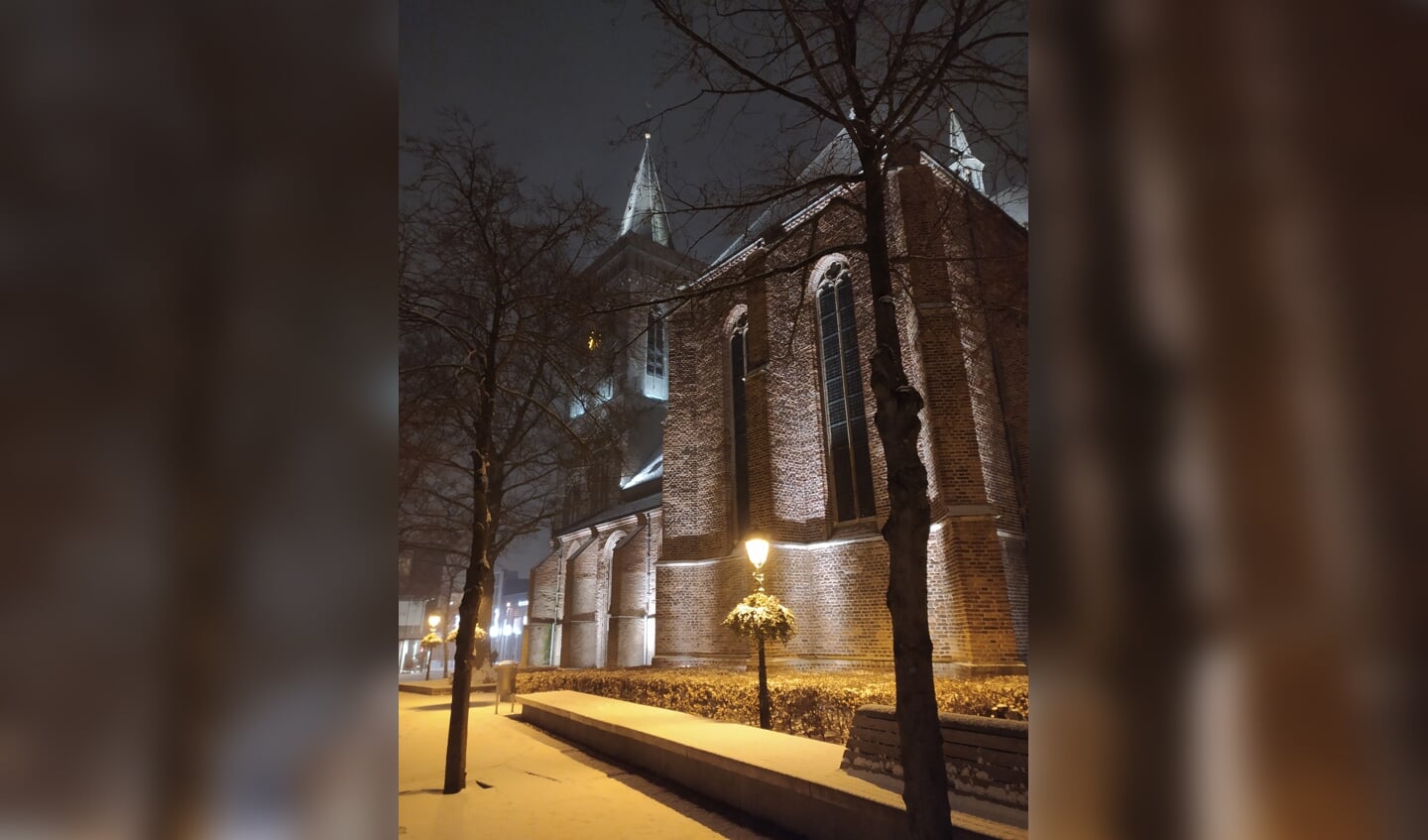 Een foto in de sneeuw gemaakt bij de oude kerk in Ede. 