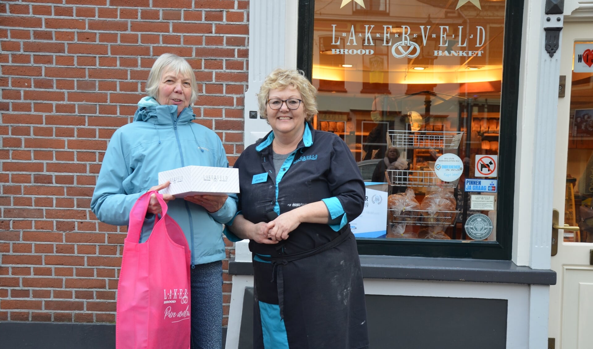 Anne van der Velden neemt bij Lakerveld de prijs in ontvangst