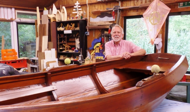 <p>Henk Morel bij een van de boten in het gebouw van De Uiterton.</p>