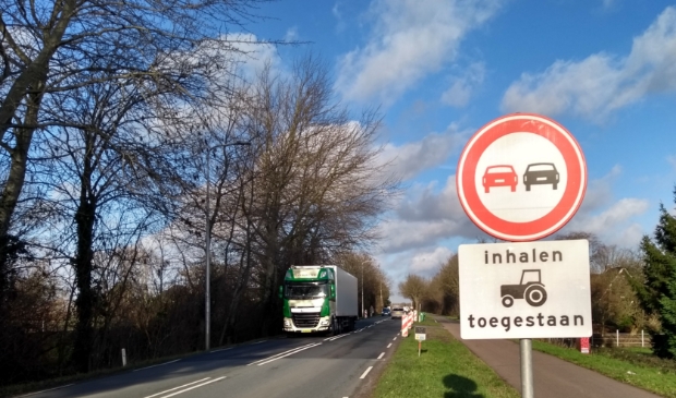 <p>Het vrachtverkeer neemt volgens omwonenden toe op de Legmeerdijk</p>
