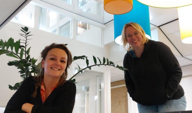 <p>Gerda van Berkel en Laura Roosen doen een oproep aan buren om elkaar te helpen.</p>