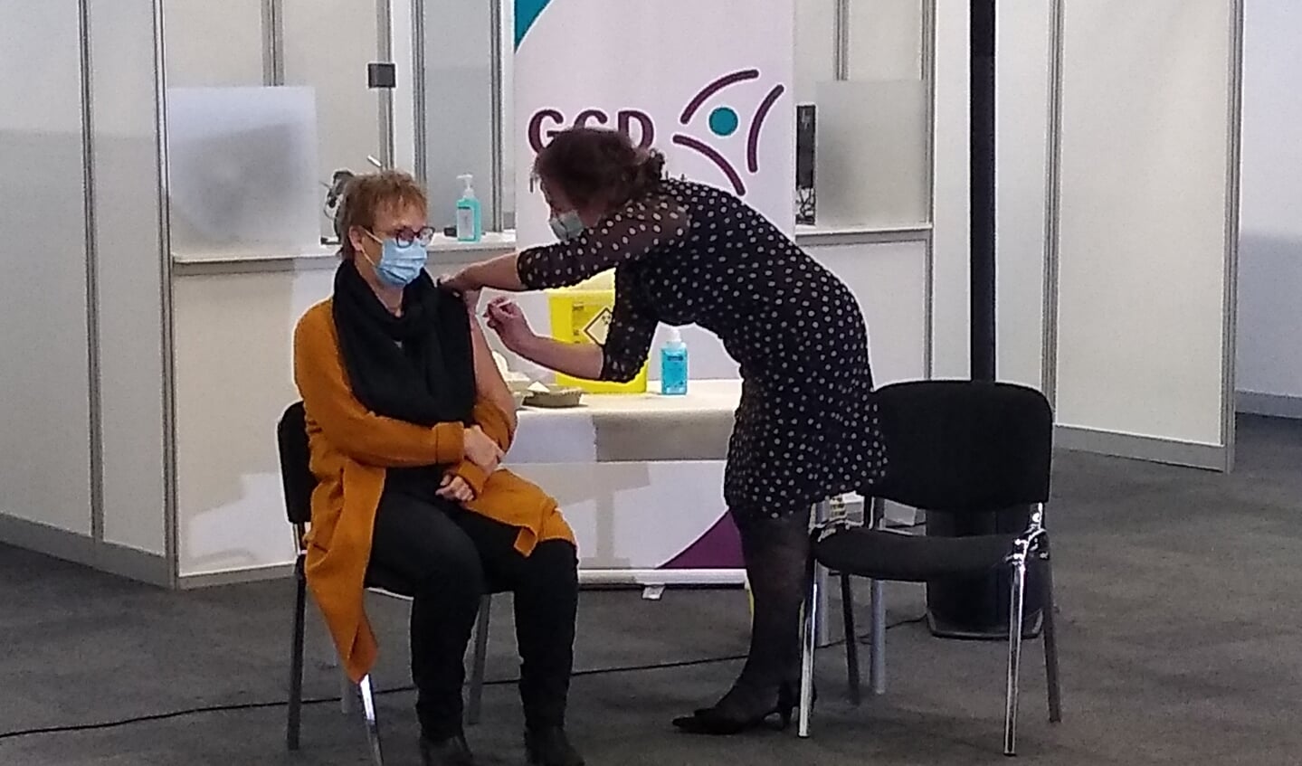 Medewerker van de GGD Clara zette vandaag de  eerste COVID-19 vaccinaties bij Expo Houten.