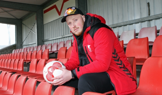 <p>Joshua van den Berkt op de tribune bij zijn nieuwe club, De Valleivogels.</p>