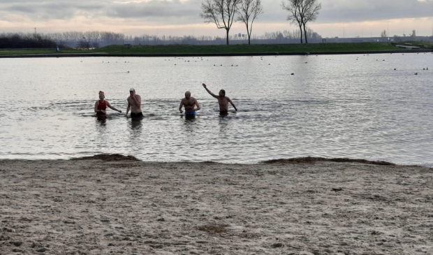 <p>Nieuwjaarsduik geslaagd !</p>