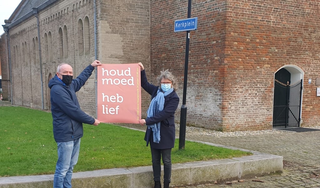 Mark Niessen (l)- en Sabine Eimers hopen dat veel mensen genieten van de Top2000 dienst.