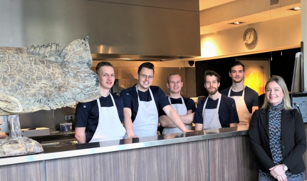 Tanja Klok met een deel van het ambitieuze team dat van ieder gerecht een feestje maakt.