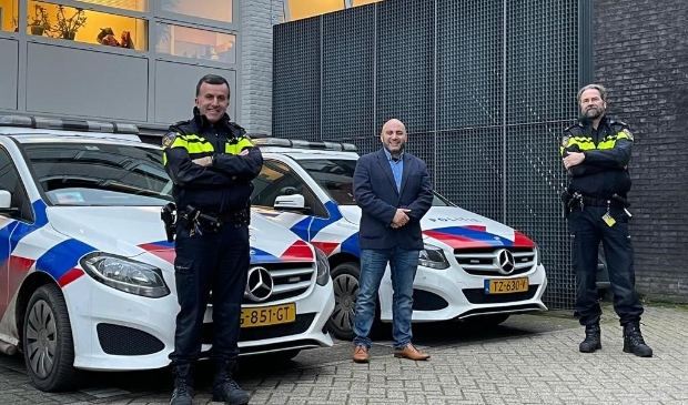 <p>El Akil Ben Messaoud (AIMON) tussen teamchefs Cemal Al (links) en Dick van de Lustgraaf van Politie Ede.</p>
