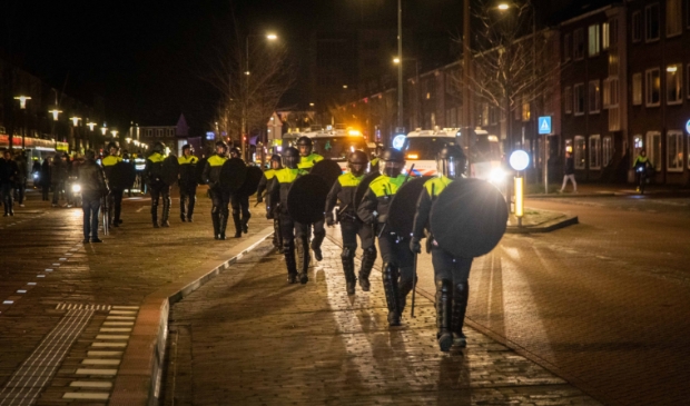 Het coronaprotest Defend IJmuiden op Plein 1945 werd zaterdagavond door de politie vroegtijdig beëindigd. Demonstranten hielden zich niet aan de anderhalve meter afstand.
In totaal verzamelden zich ongeveer honderd demonstranten op Plein 1945, wat met hekken was afgezet. Demonstranten liepen vervolgens door de Lange Nieuwstraat. Er was veel politie op de been. Voor het coronaprotest begon, klonk er vuurwerk in de buurt.