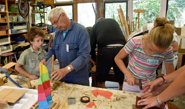 <p>Kinderen bouwen bootjes tijdens knutseldag bij de Uiterton in de zomer van 2017.</p>