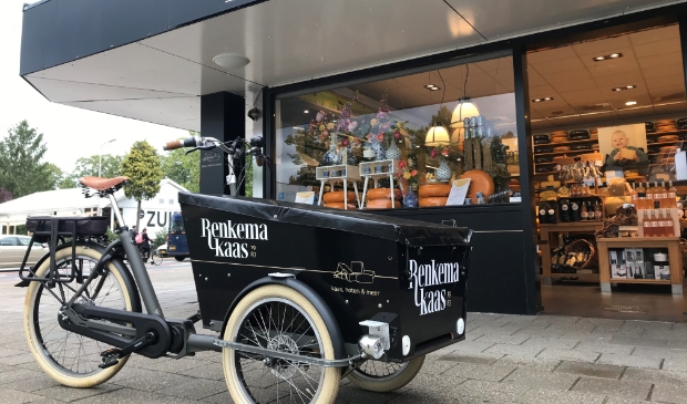 Met de bakfiets, en een beetje hulp van Hurby, bezorgt Renkema Kaas bestellingen door heel Amersfoort en Leusden.