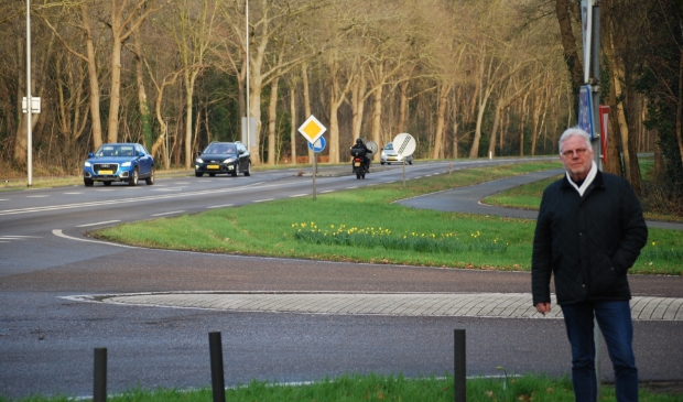 Leendert Lodder pleit voor een veiliger oversteekplaats bij de Hoofdlaan.