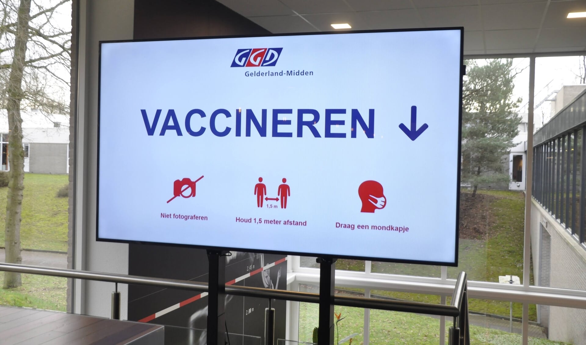 De GGD vaccineert nooit aan huis, maar heeft speciale prikocaties ingericht. Burgemeester Eppie Klein waarschuwt de inwoners van Scherpenzeel waakzaam te zijn voor 'vaccinoplichters'  criminelen die zich voordoen als medewerkers van de GGD en aan huis zogenaamde vaccins verkopen.