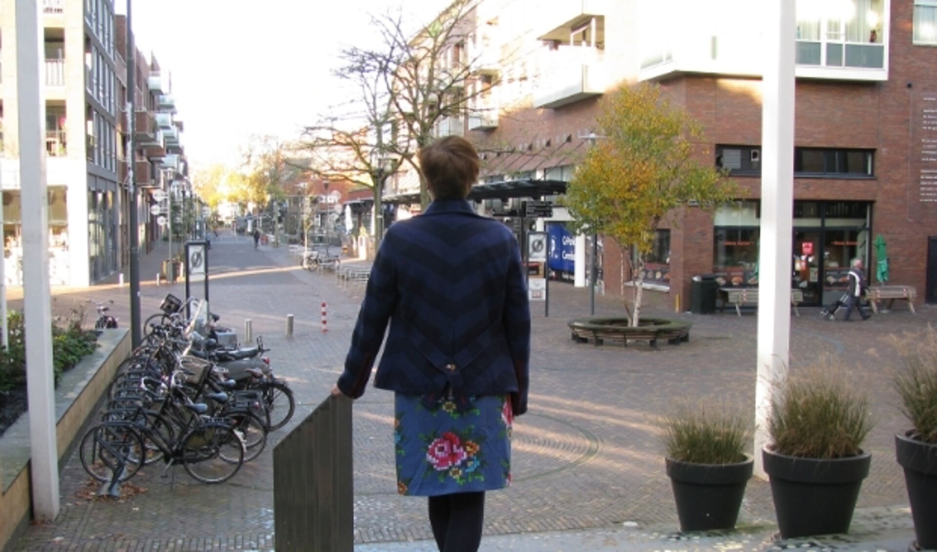 'Frieda' op de stoep van het gemeentehuis in Veenendaal. De plek die ze zo goed kent en waar ze de weg vond om uit haar schulden te kunnen komen. (Foto: Gertjan van Capellen)