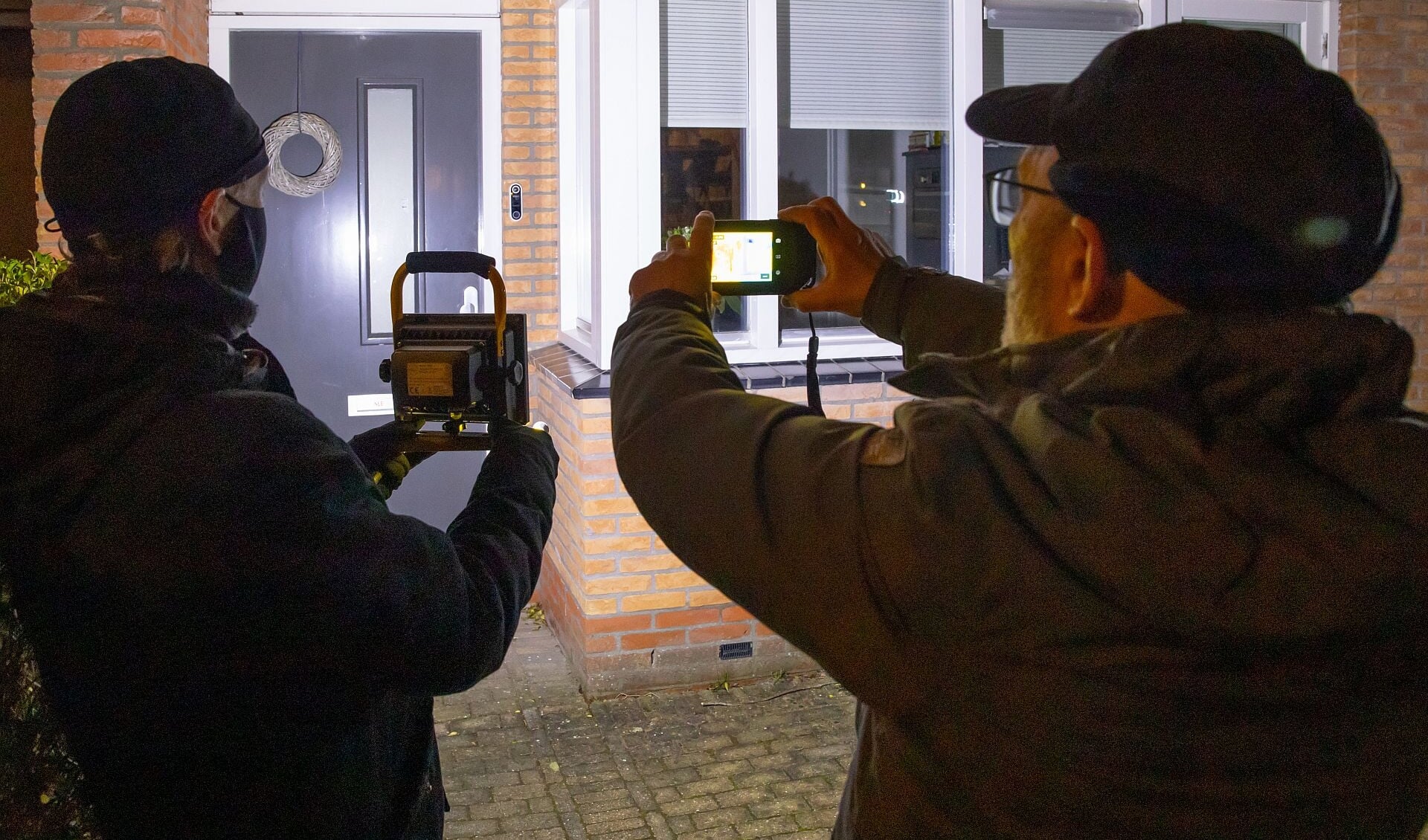 Vrijwilligers van EnergieRijk maken warmtescan van woning in Houten