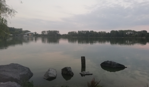 <p>Het water in het Haarlemmermeerse Bos lijkt op de foto van Koos Bogaert op een bergmeer in de Vogezen in het najaar. Prachtig desolaat beeld met het leegstaande paviljoen op de achtergrond. </p>