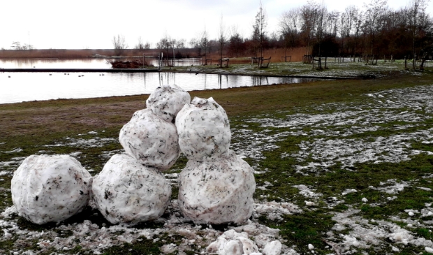 Restanten van sneeuwpoppen aan de Ouderkerkerk Plas, op zondagochtend 17 januari .