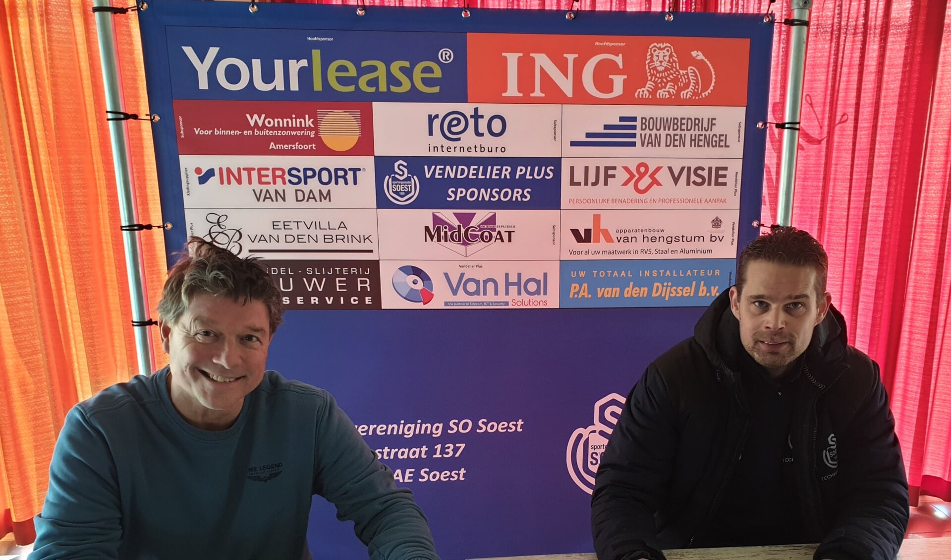 Jordie Brouwer tekent als JO19-1-trainer van SO Soest, samen met voorzitter Ries de Jong (links)