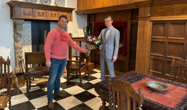 <p>Links: Jeroen van Rosmalen (nieuwe voorzitter), rechts Steven Dondorp (afgetreden voorzitter).</p>