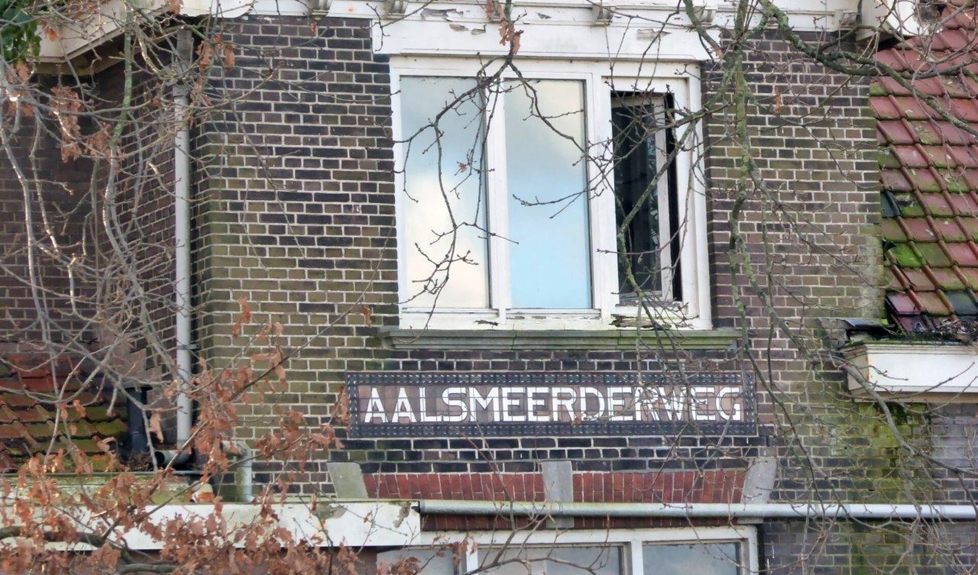 Het voormalige stationsgebouw Aalsmeerderweg staat leeg en eigenaar Schiphol Real Estate heeft momenteel andere zorgen. 