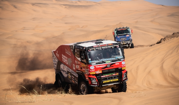 <p>Mitchel van den Brink in actie tijdens de tweede etappe in Saoedi-Arabië.</p>