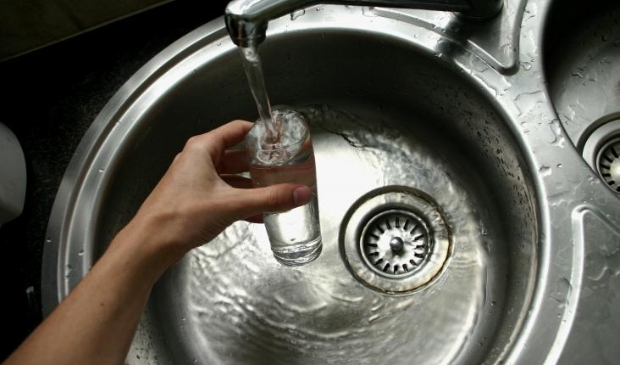 Het meeste water dat bij ons uit de kraan komt, wordt rechtstreeks uit de grond opgepompt.