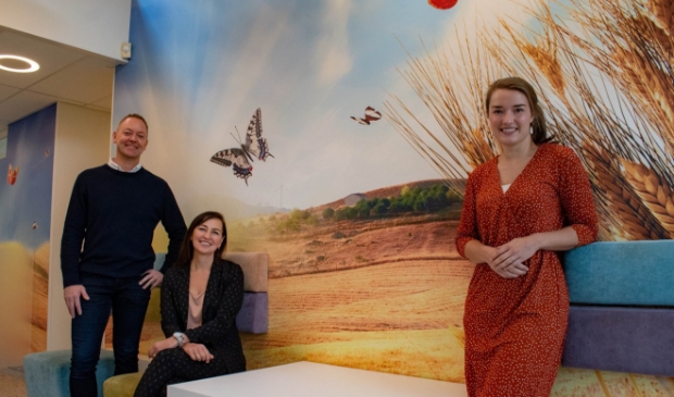 Van links naar rechts: Jan en Natasja Dik en nieuwe eigenaar Zoë Ariens.