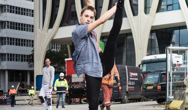 De foto is gemaakt op de bouwplaats van Amare, vanaf 2021 het nieuwe huis van het Koninklijk Conservatorium. Een jonge danser van de dansvakopleiding.