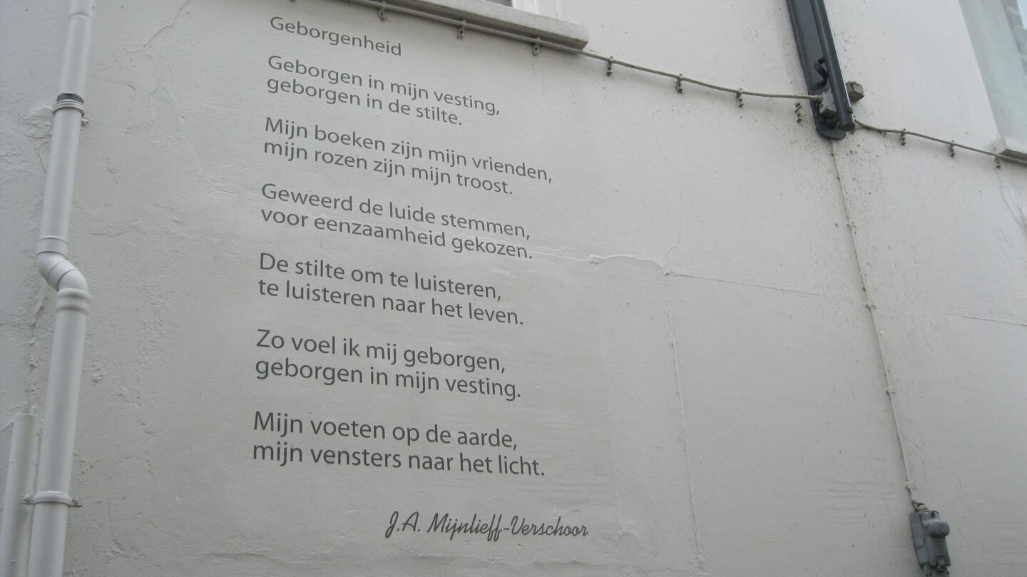 Het gedicht 'Geborgenheid' van Jenneke Mijnlieff-Verschoor in de Tinnegieterssteeg