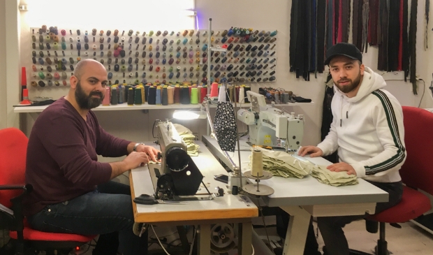 <p>Lokaal ondernemer Reza Amiri (rechts op de foto) en Ahmed Hamad zijn blij dat ze door het maken van mondkapjes iets kunnen bijdragen aan de veiligheid van mensen in Putten in deze coronacrisis.</p>