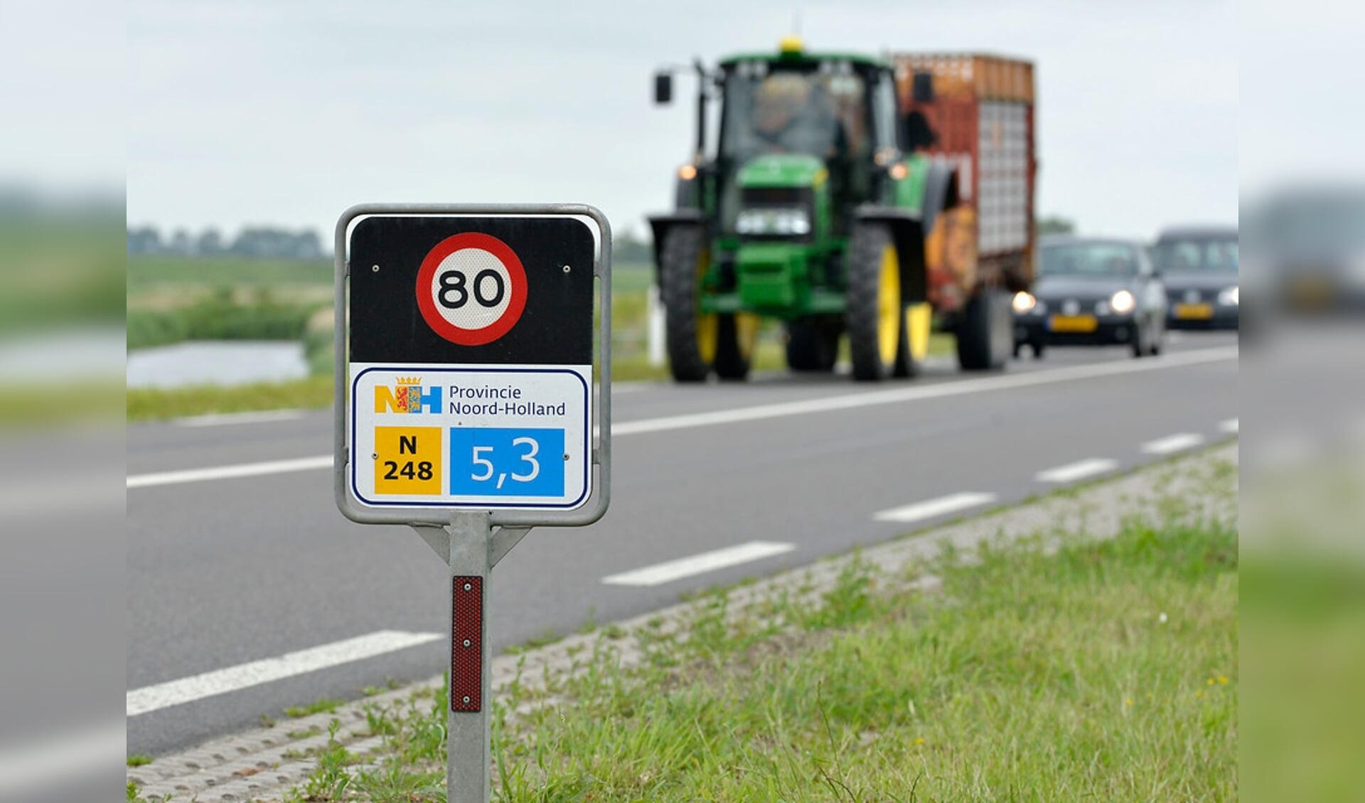 Een veelvoorkomend beeld in Haarlemmermeer, boerenverkeer tussen personenauto’s. 
