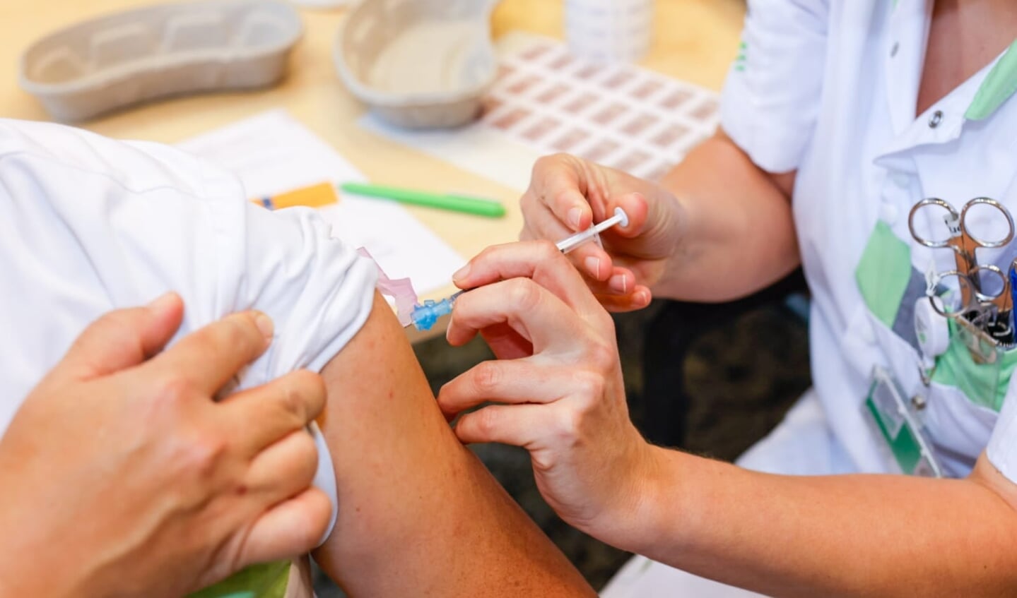 IC-specialist David Tjan wordt als eerste gevaccineerd in het Ziekenhuis Gelderse Vallei.