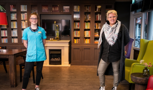 <p>BGO-student Nienke Hazeleger en projectmanager Hendrina Brugmans in de recreatieruimte van Neboplus.</p>