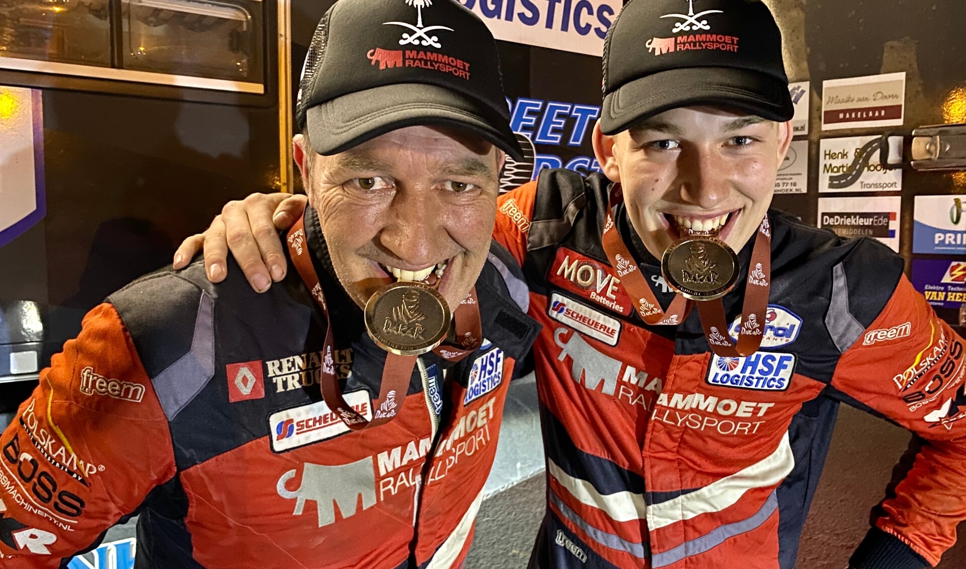 Martin en Mitchel (rechts) van den Brink zijn trots op de medaille die het uitrijden van de Dakar Rally symboliseert.
