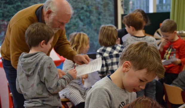 Schooldirecteur Jan Overweel kijkt mee (januari 2020)