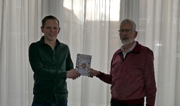 <p>Meester Bert Goedhart (rechts) is altijd een enthousiaste verteller geweest, weet oud-leerling en thans uitgever Erwin de Haan.</p>