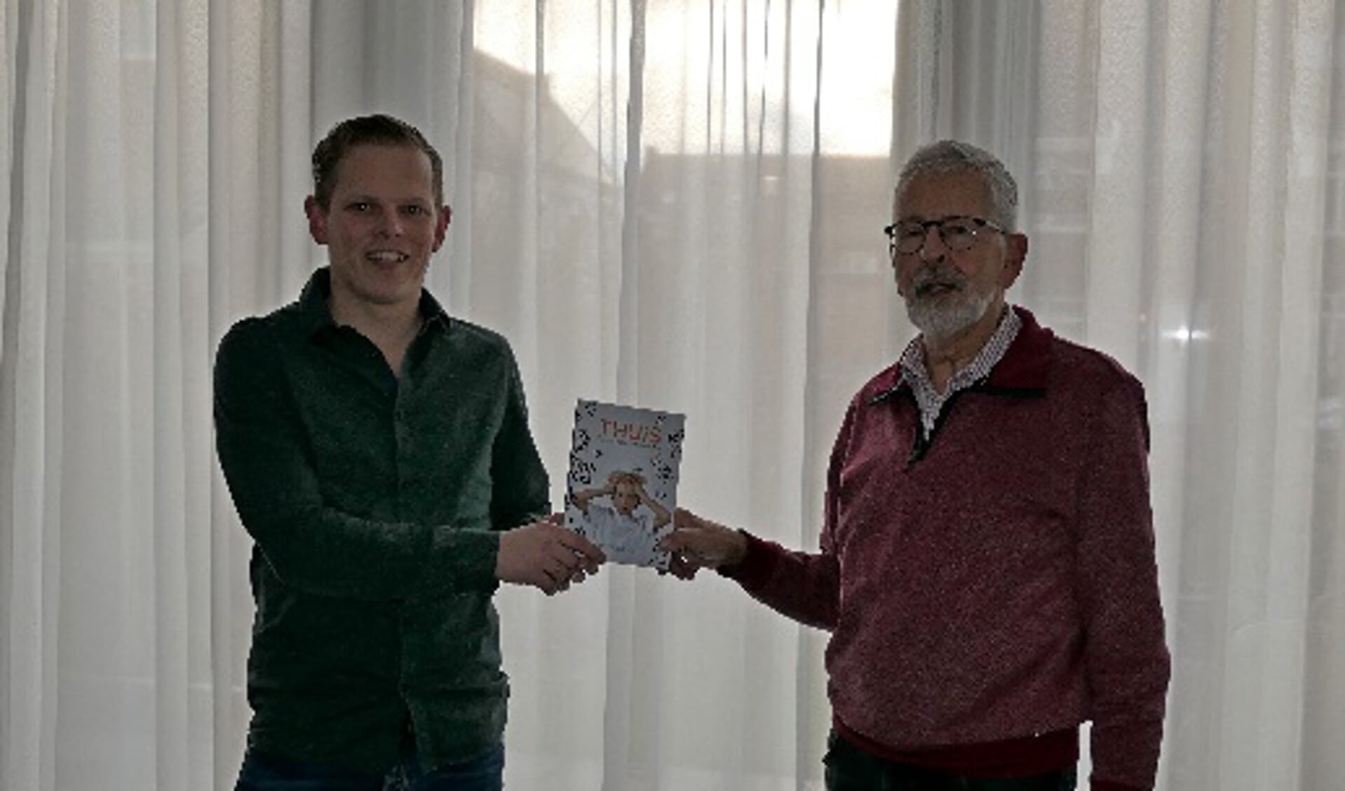 Meester Bert Goedhart (rechts) is altijd een enthousiaste verteller geweest, weet oud-leerling en thans uitgever Erwin de Haan.