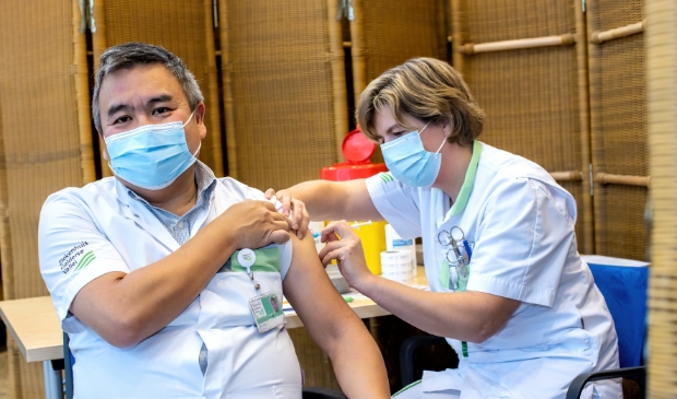 <p>IC-specialist David Tjan wordt als eerste gevaccineerd in het Ziekenhuis Gelderse Vallei.</p>