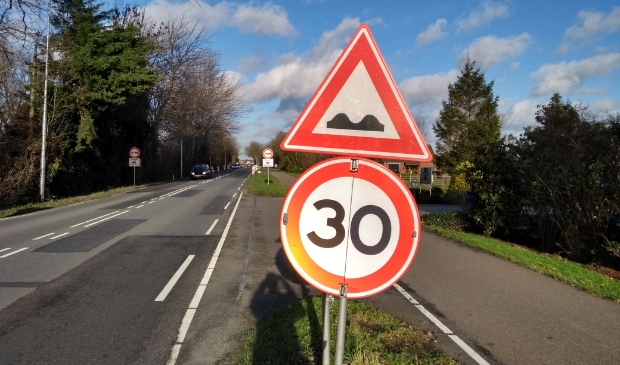 <p>Het wegdek van de Legmeerdijk is op diverse plekken verzakt.</p>