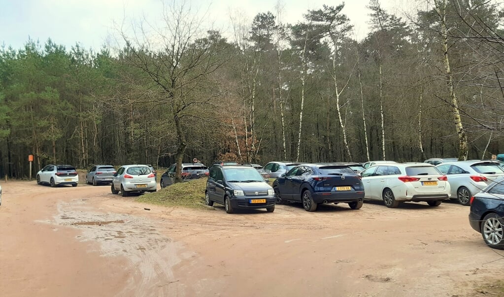 Een volle parkeerplaats bij het Kootwijkerzand.