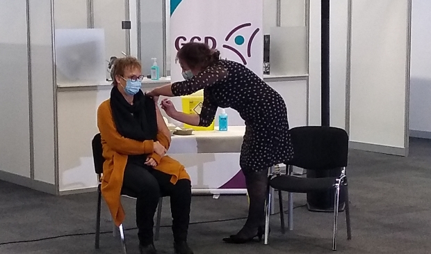 Medewerker van de GGD Clara zette vandaag de eerste COVID-19 vaccinaties bij Expo Houten.