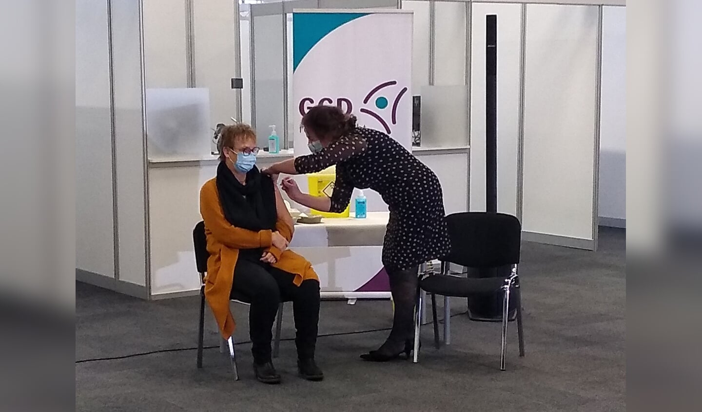 Medewerker van de GGD Clara zette vandaag de eerste COVID-19 vaccinaties bij Expo Houten.