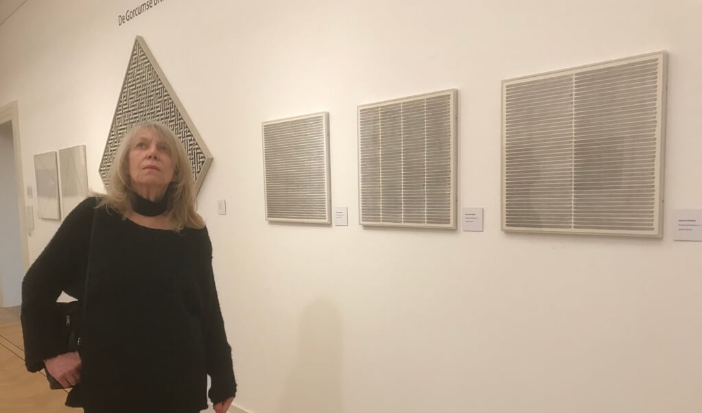 Joke van Kerkwijk met rechts van haar de drie werken die in de BKR expositie zijn te zien