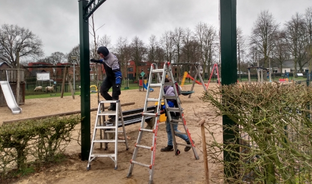 De toegangsboog wordt geplaatst.