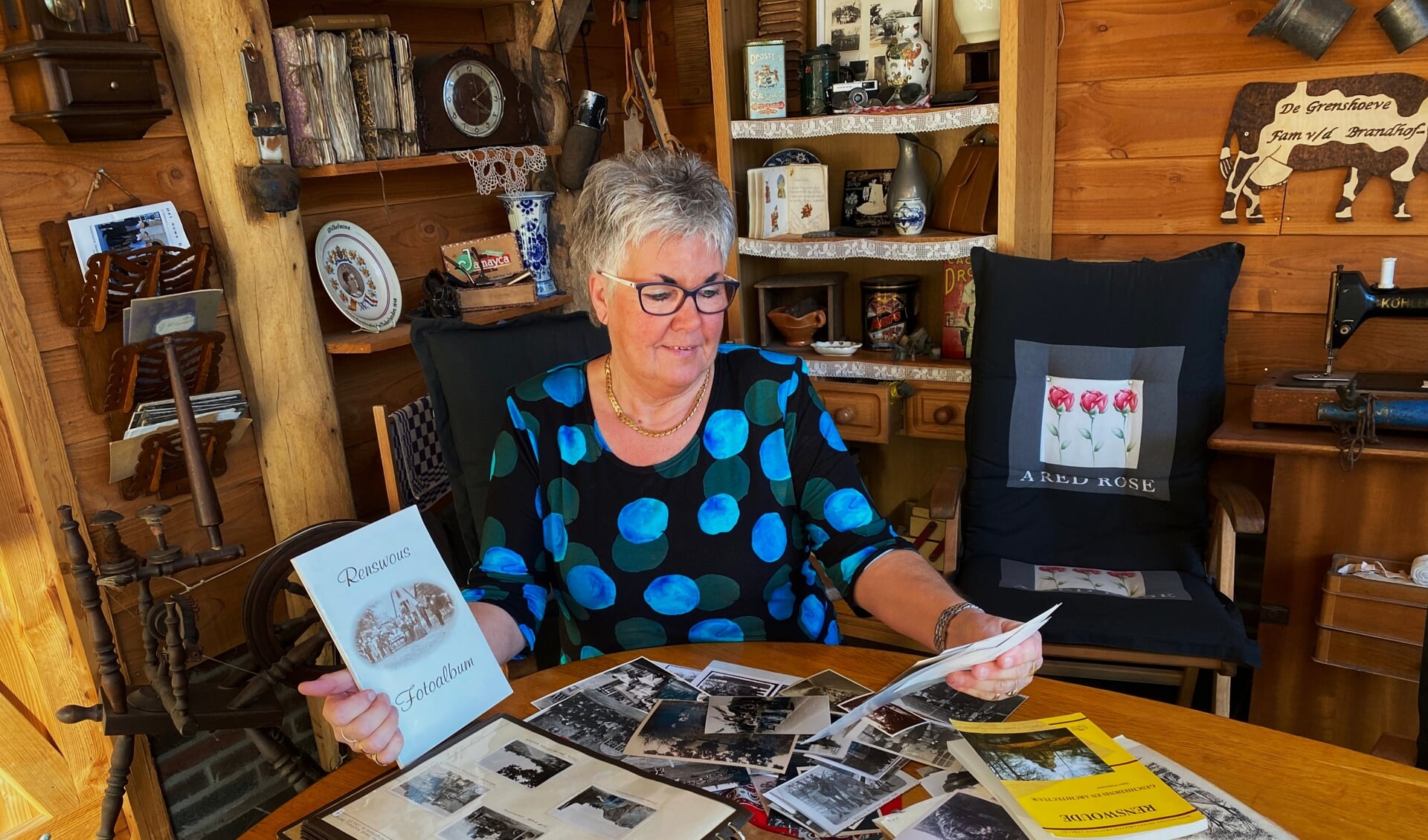 Dikkie van den Brandhof bekijkt en selecteert oude foto's  voor het jubileumalbum rond 700 jaar Renswoude.