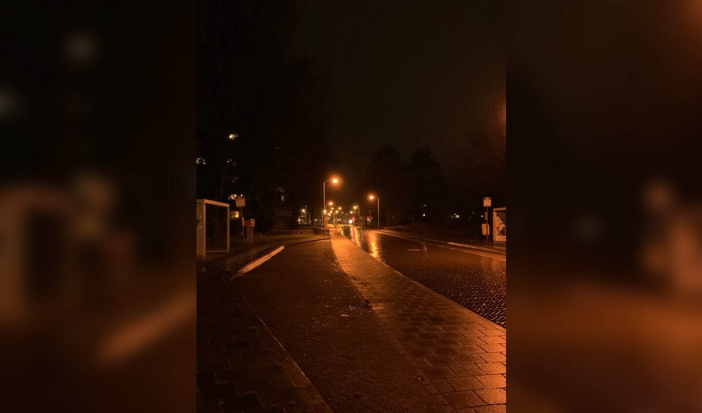 Een lege Banneweg in de late avonduurtjes