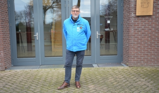 <p>Gerard van der Velde voor ‘zijn’ stemlocatie in Oldebroek. </p>