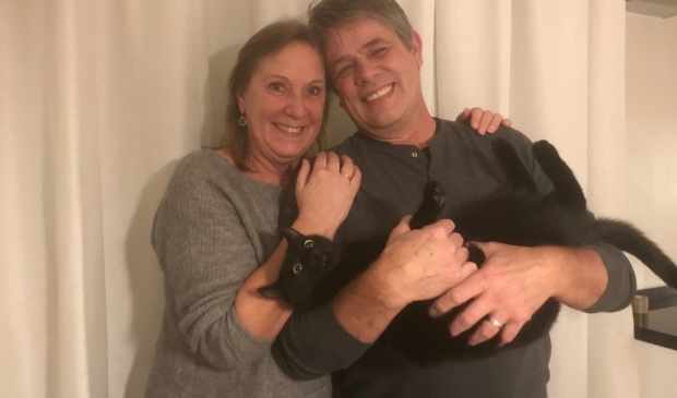 Hermien en Alex Hesselink met kater Bacchus