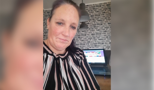 Dit ben ikzelf met op de achtergrond mijn chromebook die geopend is op de site van Puzzlefun