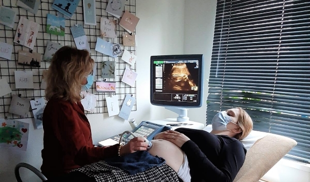 Cliënte krijgt een groeimeting van haar baby